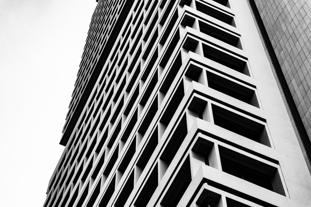 Foto en escala de grises de un edificio de varios pisos