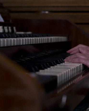 Close-up of hands using the Sonarízate tool on a piano keyboard.