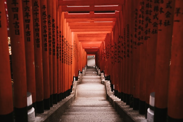 赤い柱の間のコンクリートの階段の写真 – Unsplashの無料日本写真