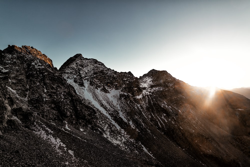 coucher de soleil sur la montagne