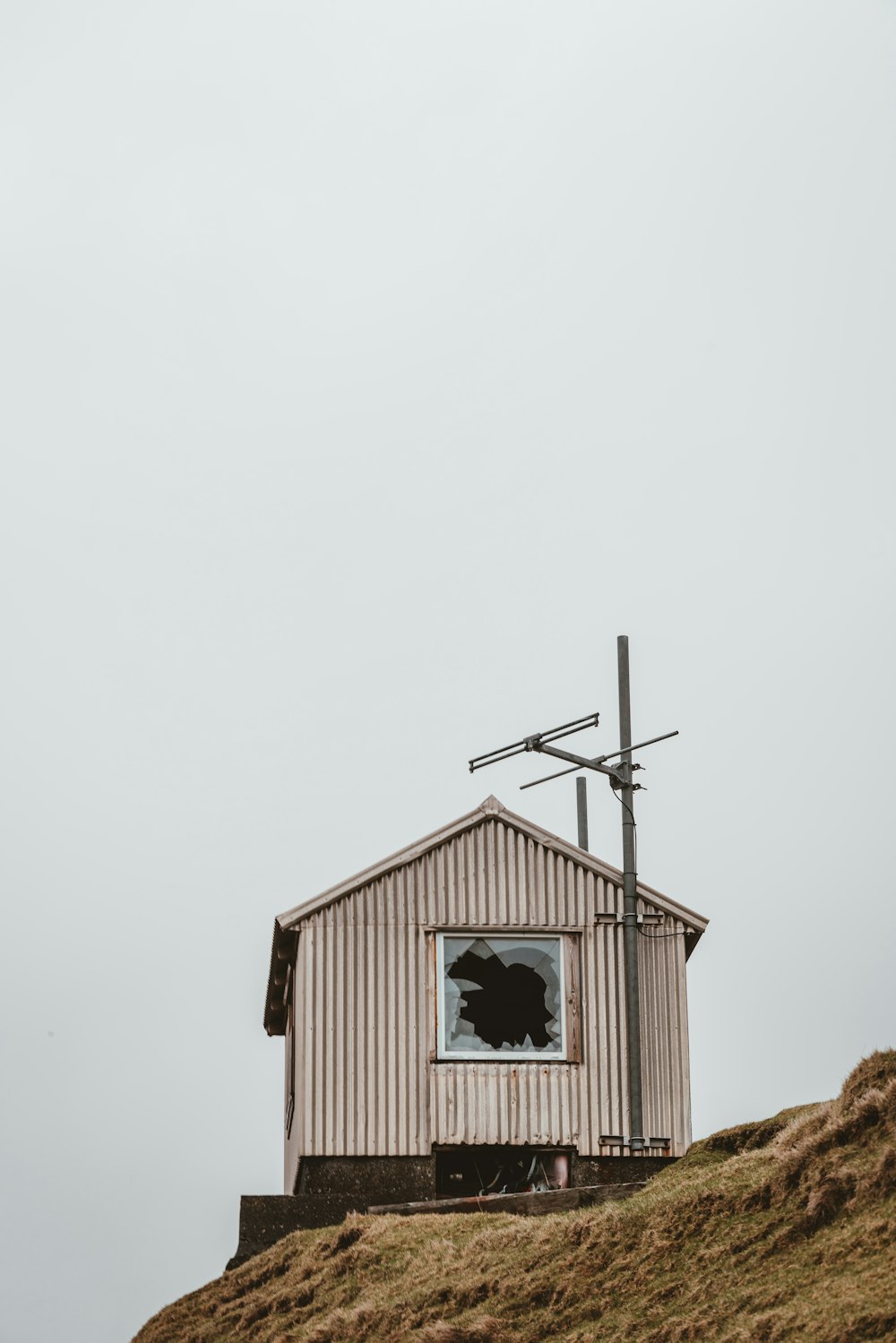 cabanon avec fenêtre en verre brisé