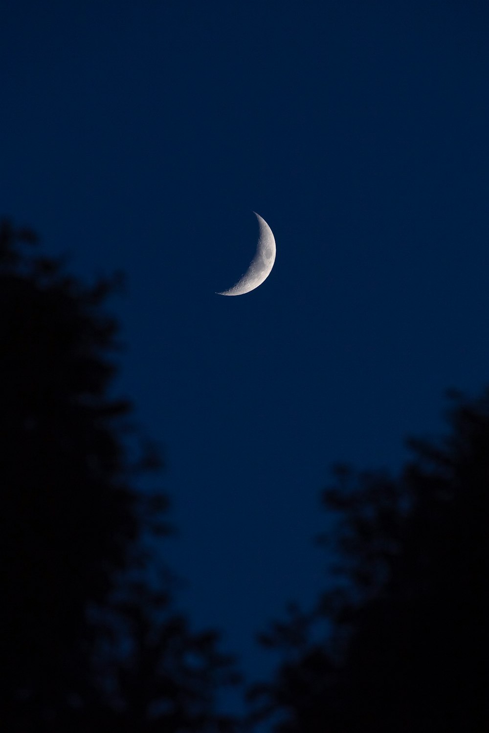 photo of crescent moon during nighttime