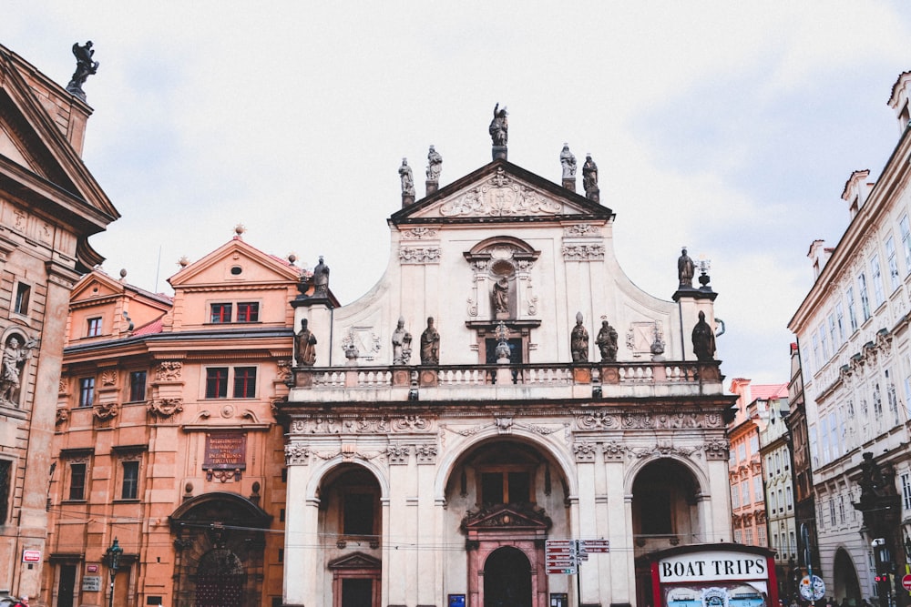 um grande edifício com um relógio na frente dele