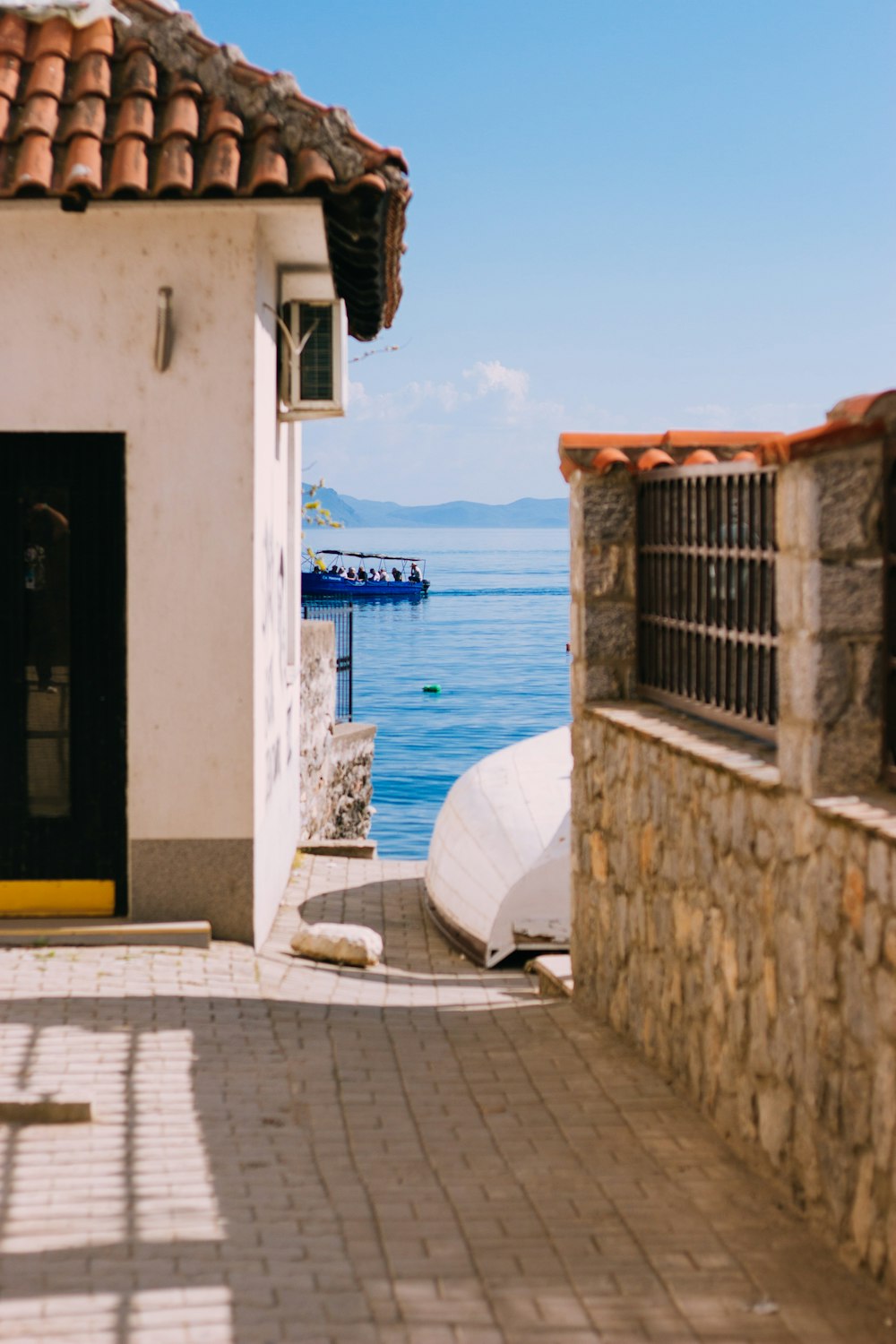 Bâtiment blanc près de la mer pendant la journée