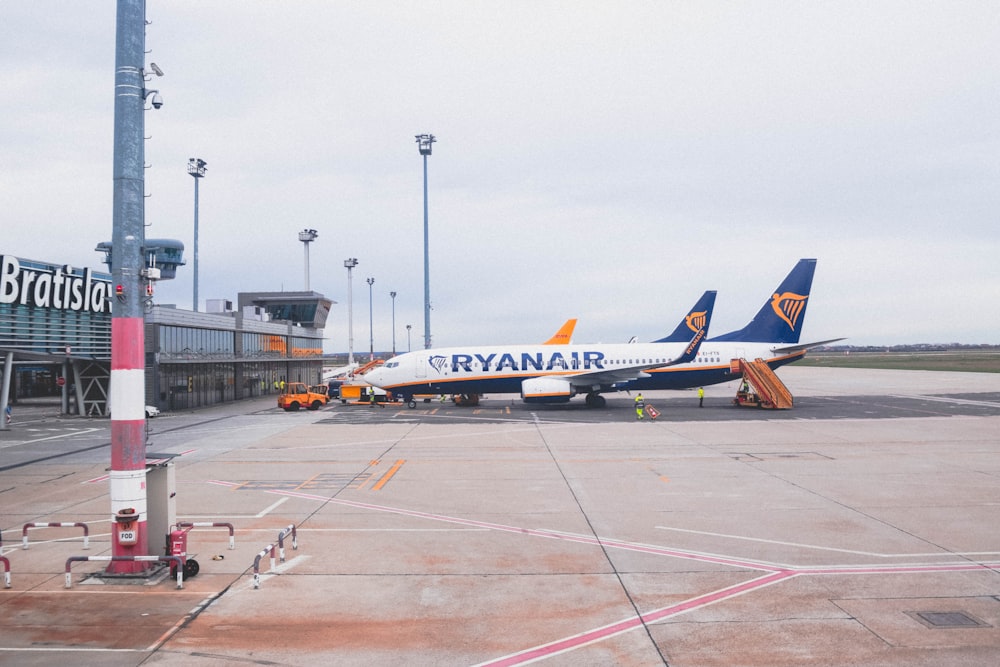 avión de pasajeros Ryanar blanco y azul en el aeropuerto