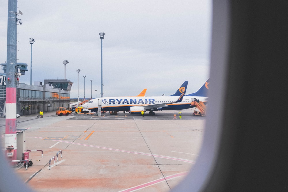 Ryanair-Flugzeug auf dem Flughafen