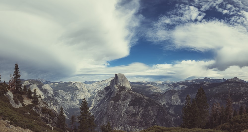 vista de pájaro de la montaña bajo el cielo blanco y azul