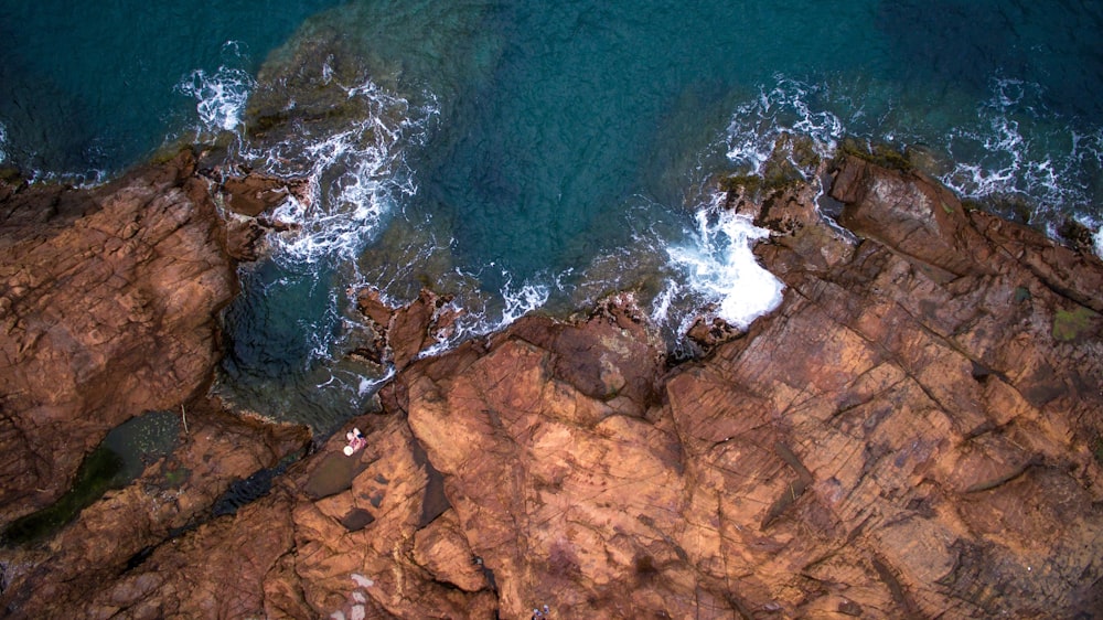 Bird's eye-view fotografia de penhasco e corpo de água