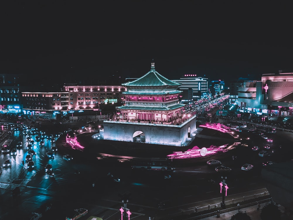 Fotografía aérea del edificio de la pagoda por la noche