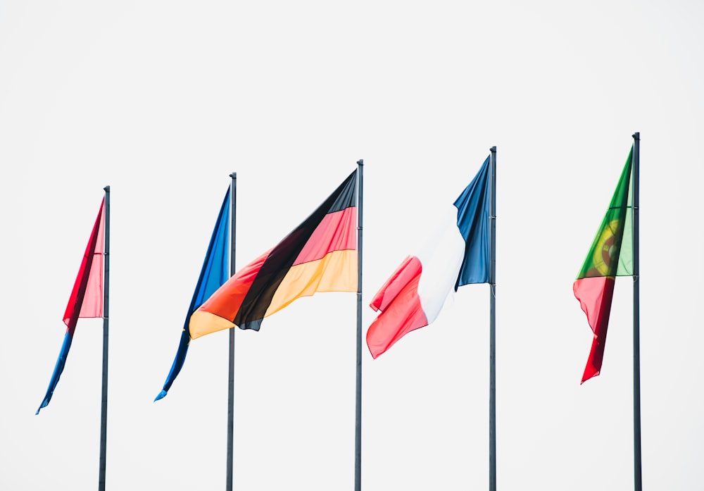 fila de cinco banderas en postes