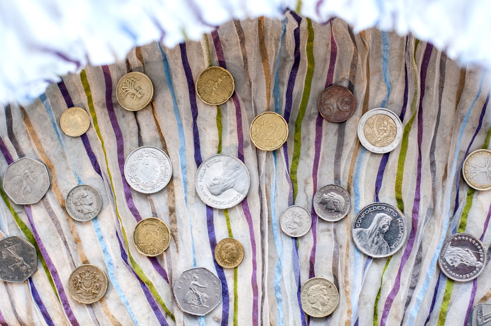 Valores y denominaciones variadas de monedas
