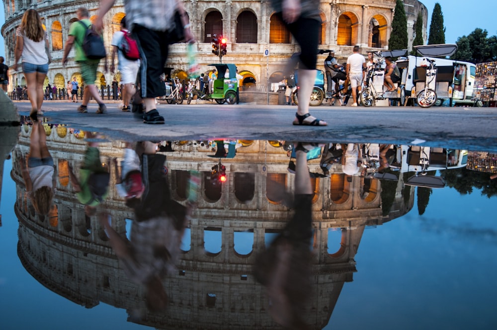 pessoas caminhando ao lado do Coliseu, Roma na hora azul