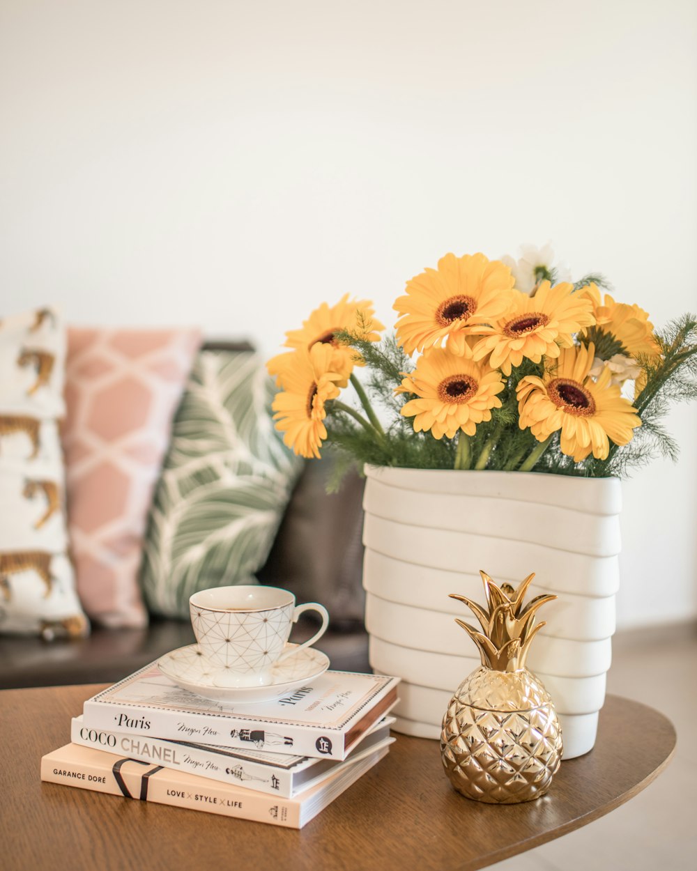 白い陶器の花瓶に黄色い花