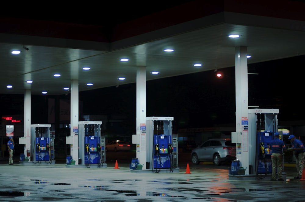 pessoa tirando uma foto do posto de gasolina azul e branco