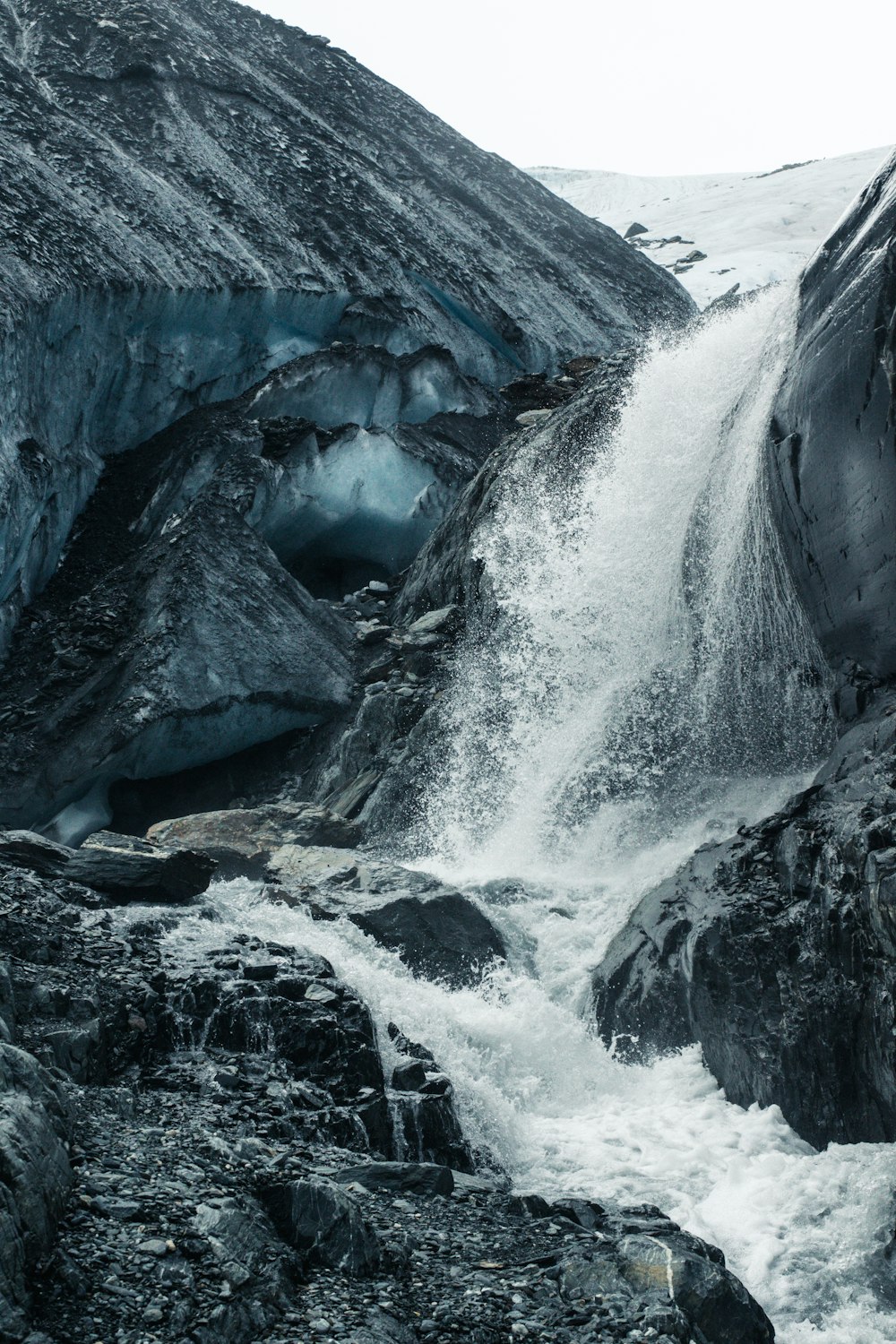 Cuerpo de agua entre formaciones rocosas durante el día