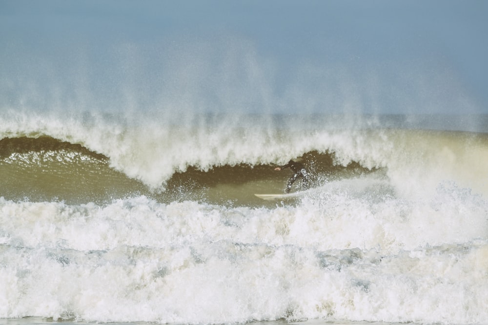 Person surft auf dem Meereswellentunnel