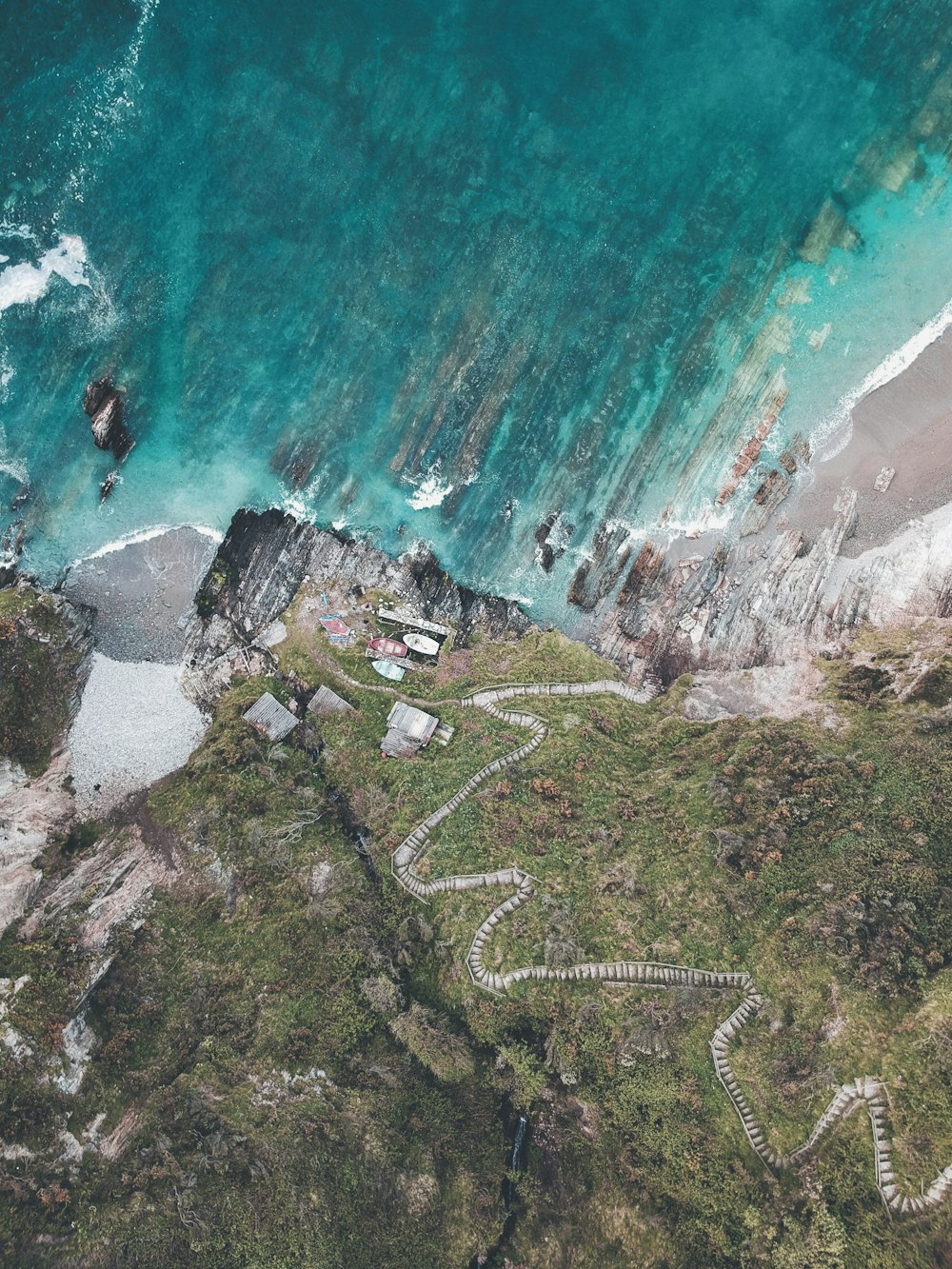 Foto aérea de la escalera del acantilado de roca