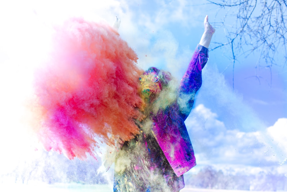 Person, die mit Holi-Pulver bedeckt ist