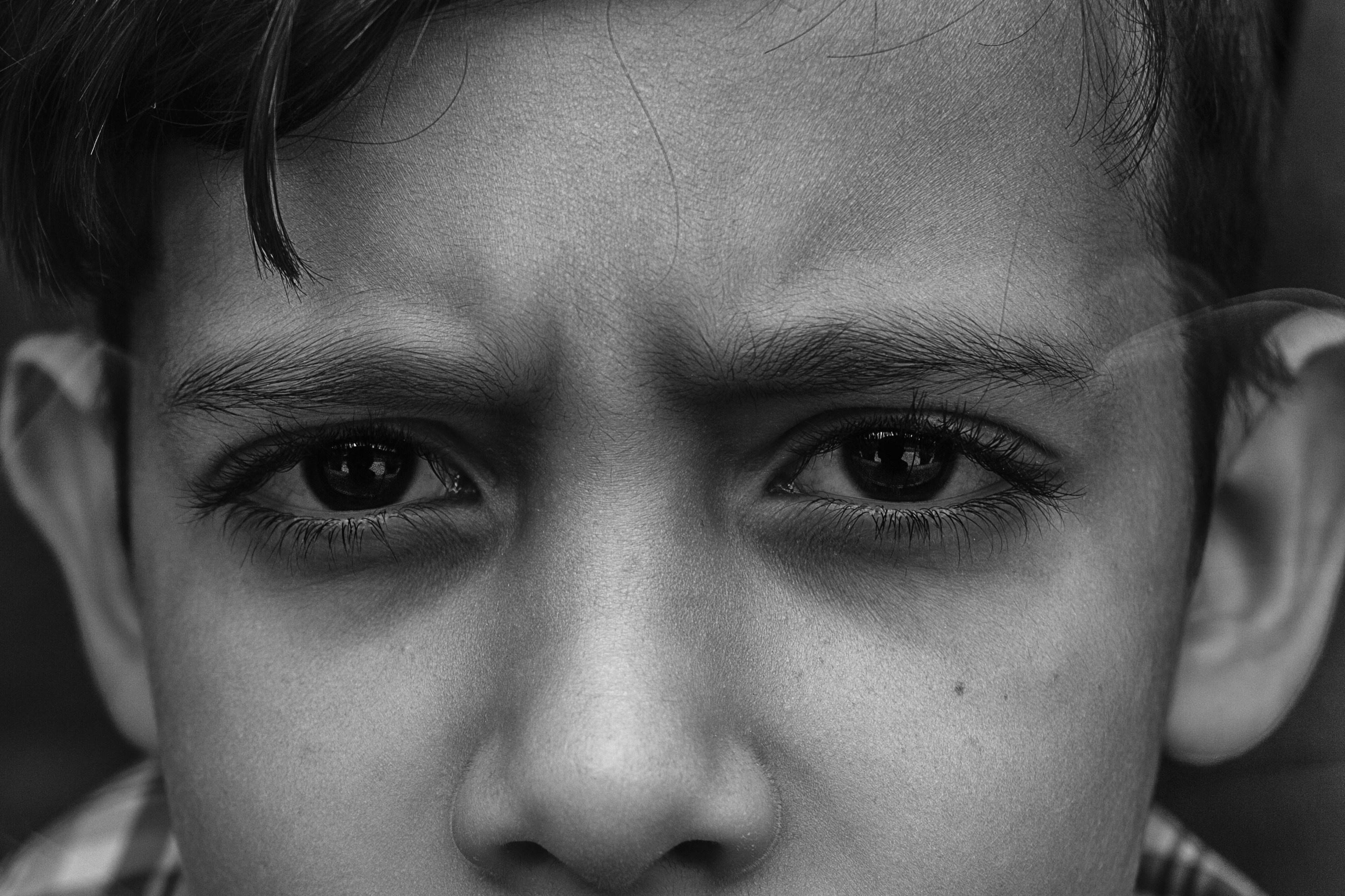 Мужское лицо. Злые мужские глаза. Хмурая девушка. Хмурые глаза это. Сердитое лицо девушки.