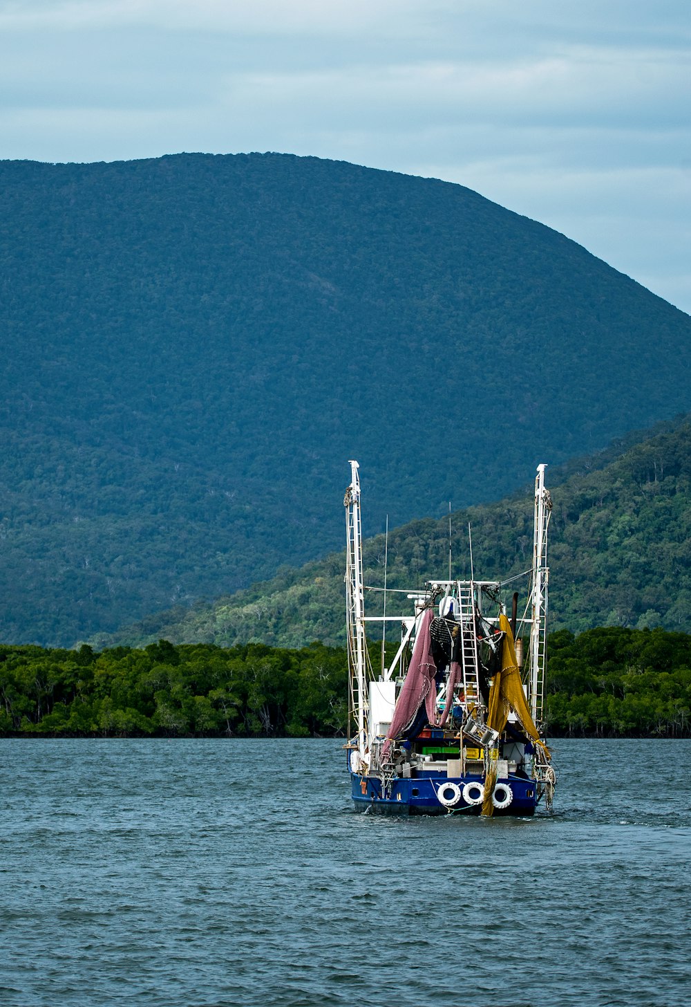 Blau-weiße Yacht auf Gewässer