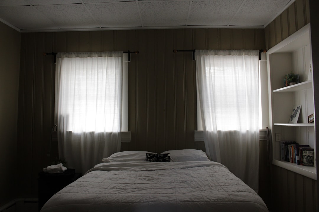  bedroom with bedding set single bed