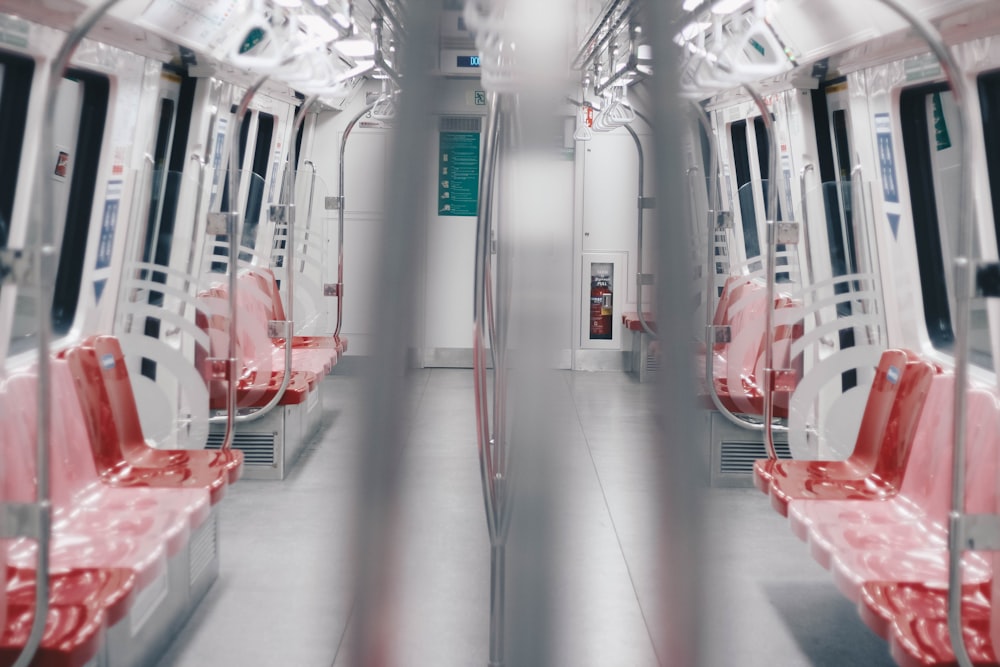 Interior del tren gris y rojo