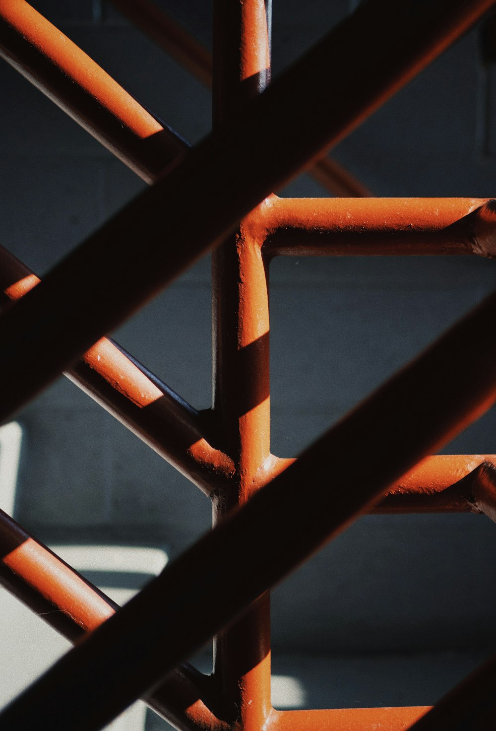 barandillas de escalera de metal naranja