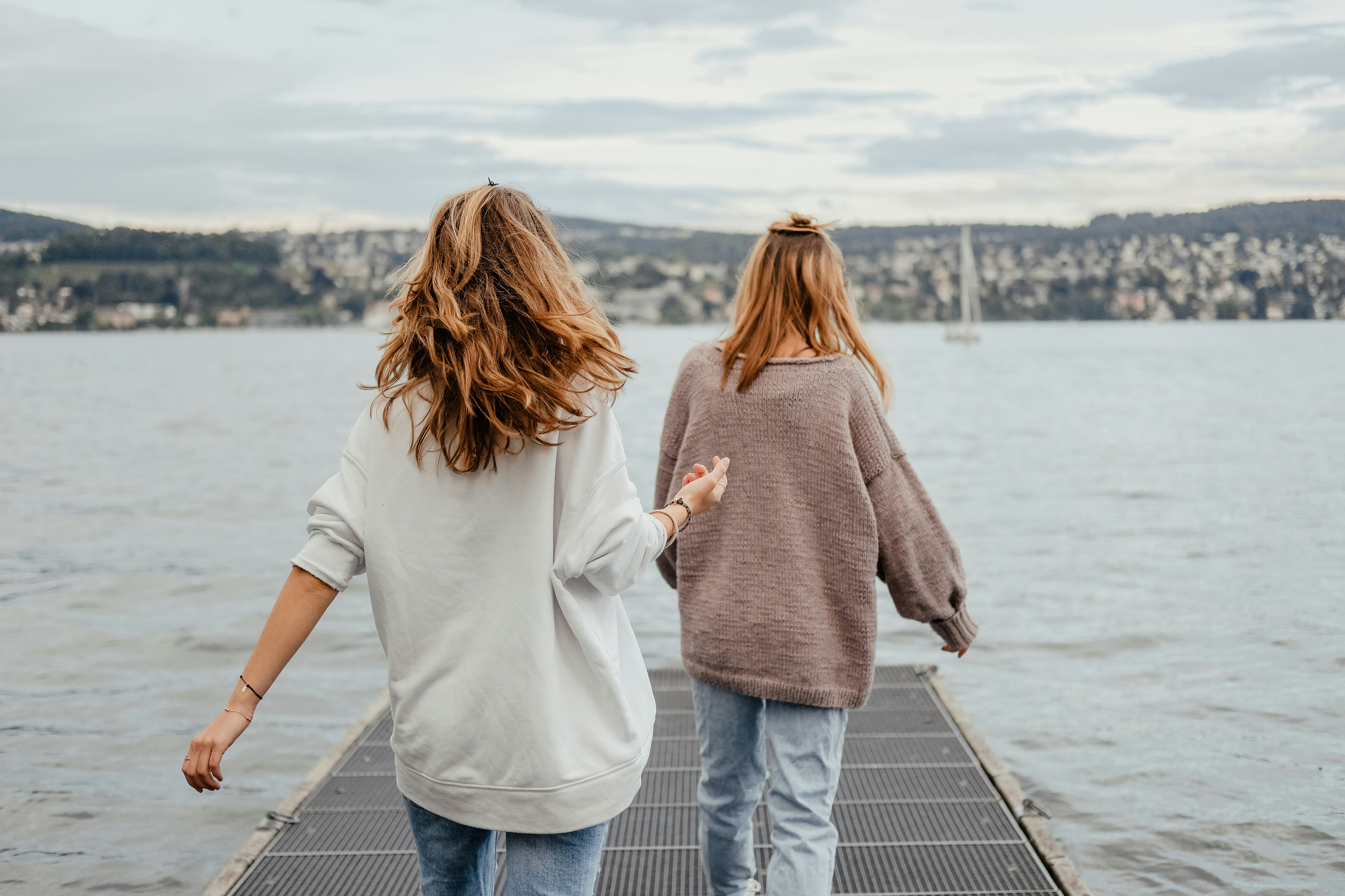 Deux femmes sur un quai face à la mer