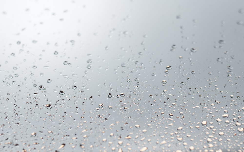 Gotas de agua sobre la superficie de vidrio