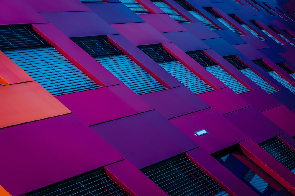 Vue de dessous du bâtiment violet