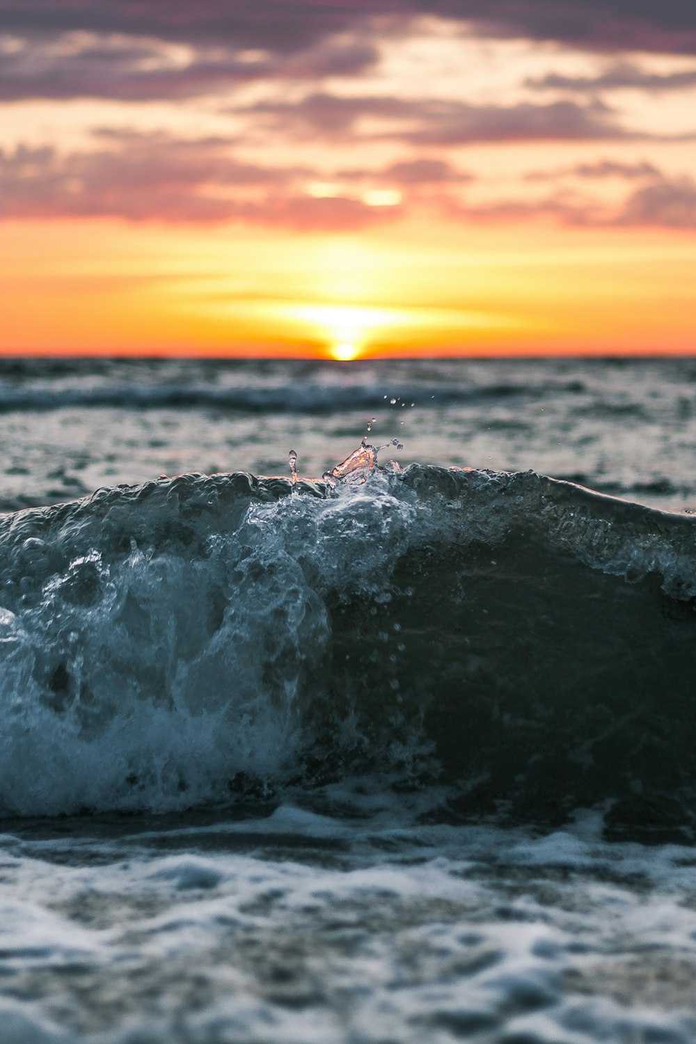 foto a fuoco superficiale delle onde d'acqua