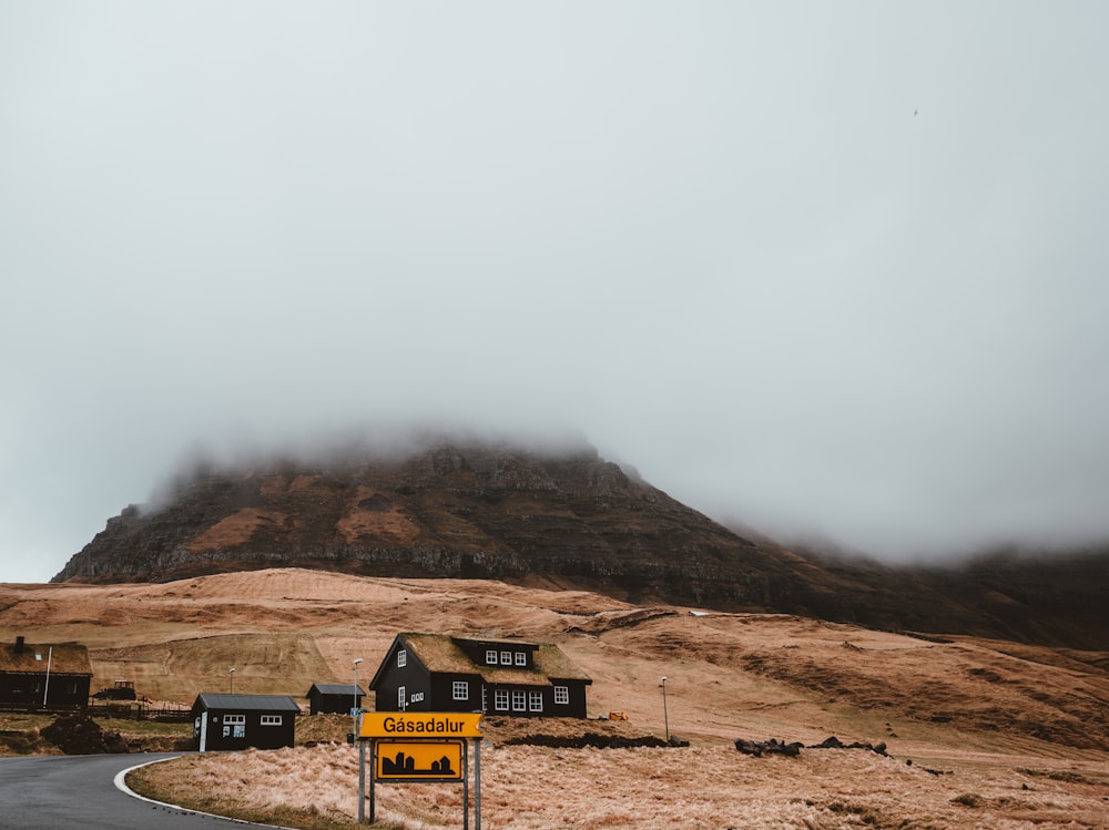 Photographie de paysage de maison noire près de la montagne