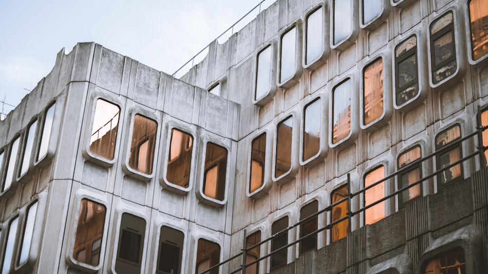 edificio in cemento grigio