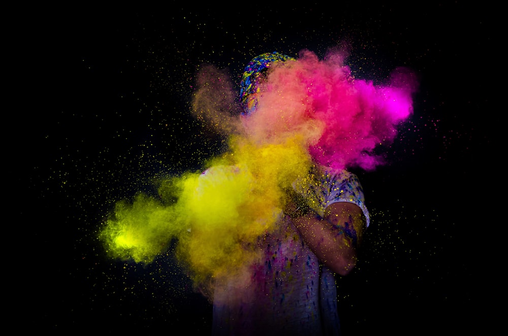 pessoa jogando pó colorido
