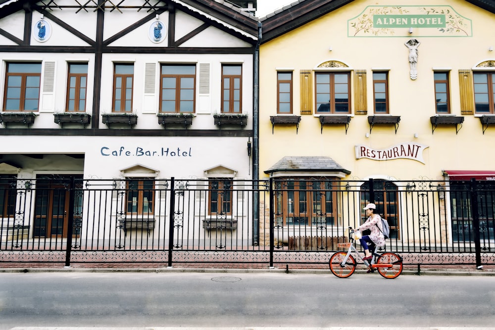 Person, die tagsüber Fahrrad fährt