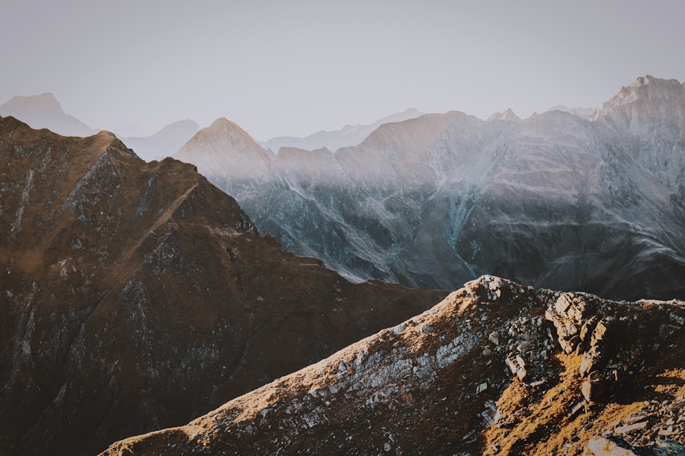 Montagnes brunes couvertes de brouillard