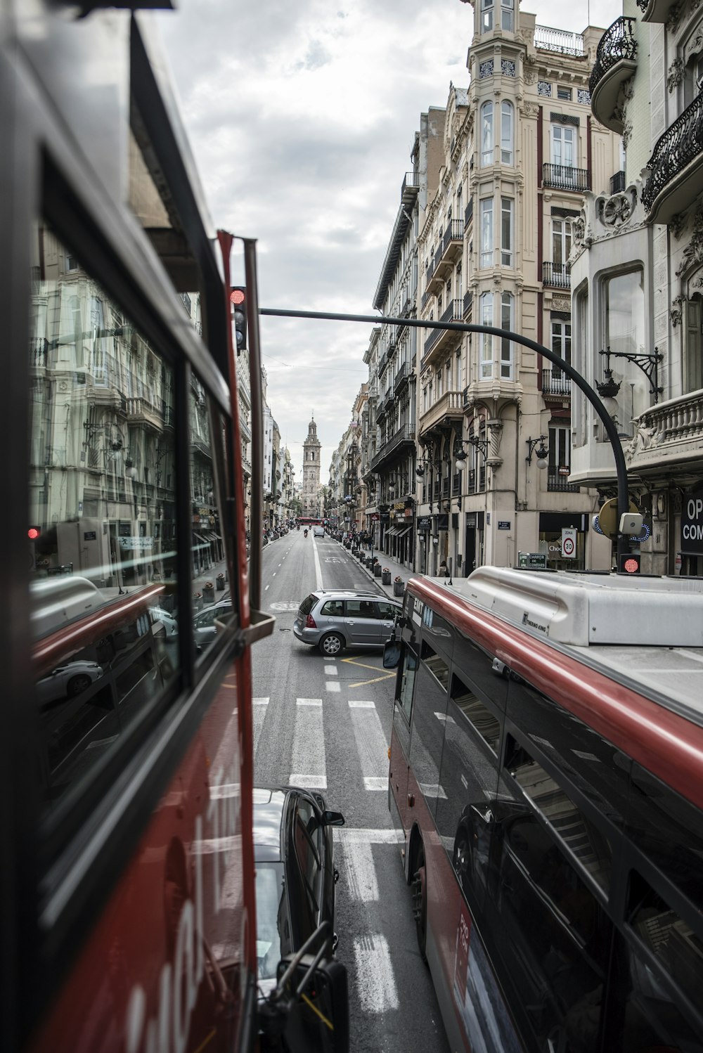 赤い普通バスの横の赤い2階建てバス