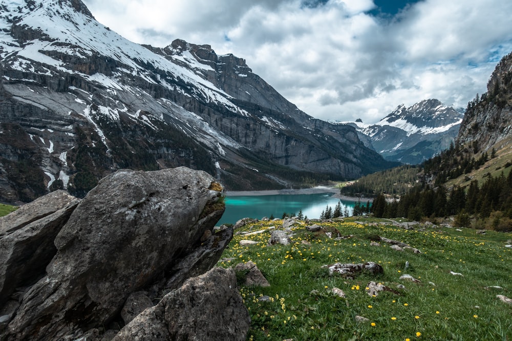 Plan d’eau entouré de montagnes pendant la journée