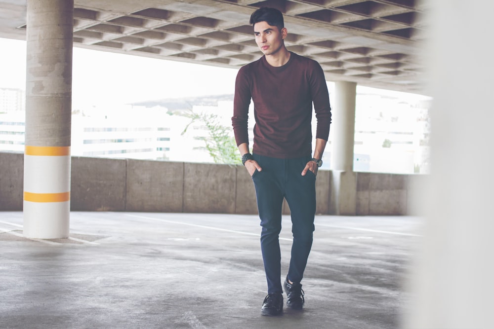 men's maroon crew-neck shirt and jeans