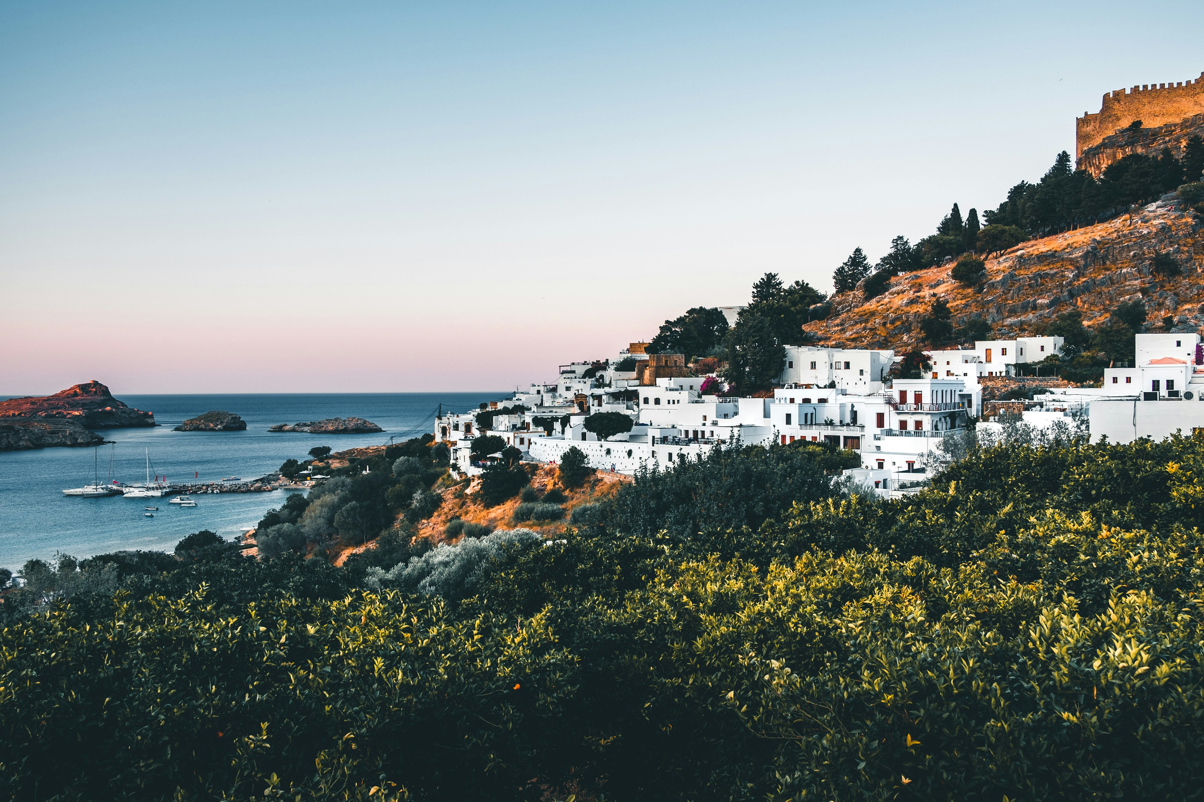 uno scorcio di lindos sull'isola di rodi, una delle isole del mediterraneo da vedere assolutamente