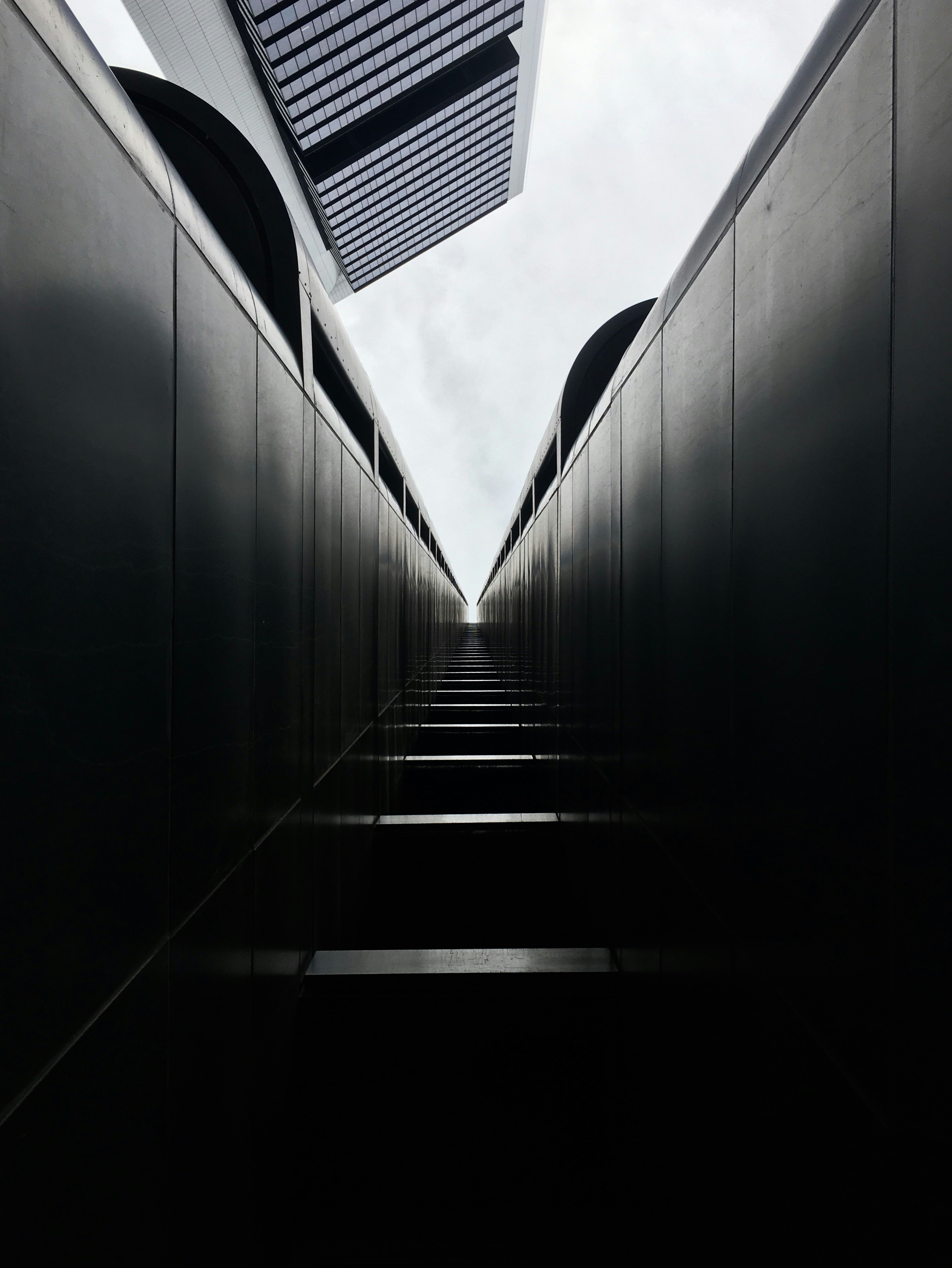 In Madrid, there’s a building that has an entrance that sort of looks like a tunnel to the sky. It also looks like stairs but in reality, all I had to do was put my camera flat on the floor, set a timer for the picture and let my phone do all the work.