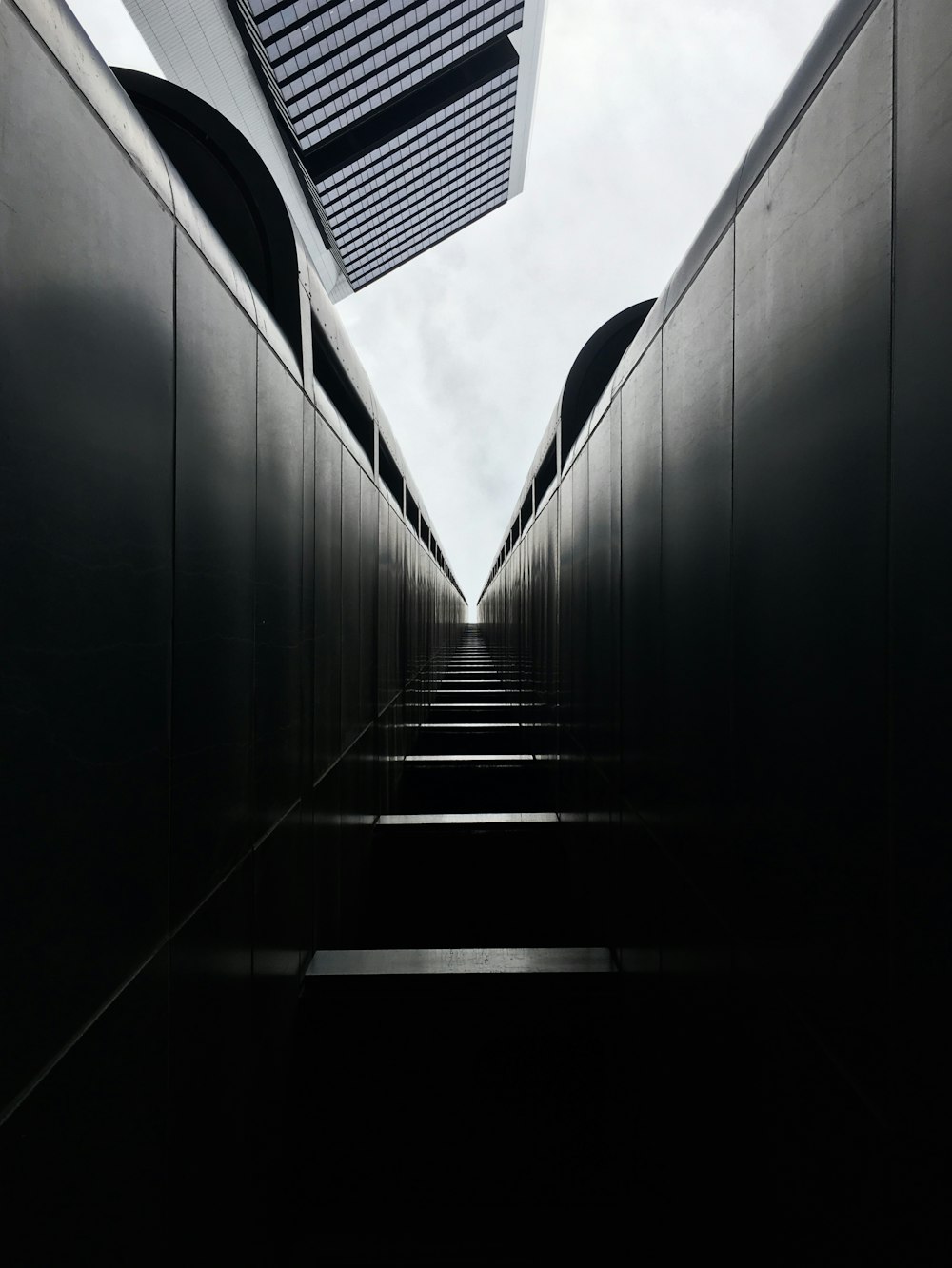 회색 건물의 로우 앵글 사진