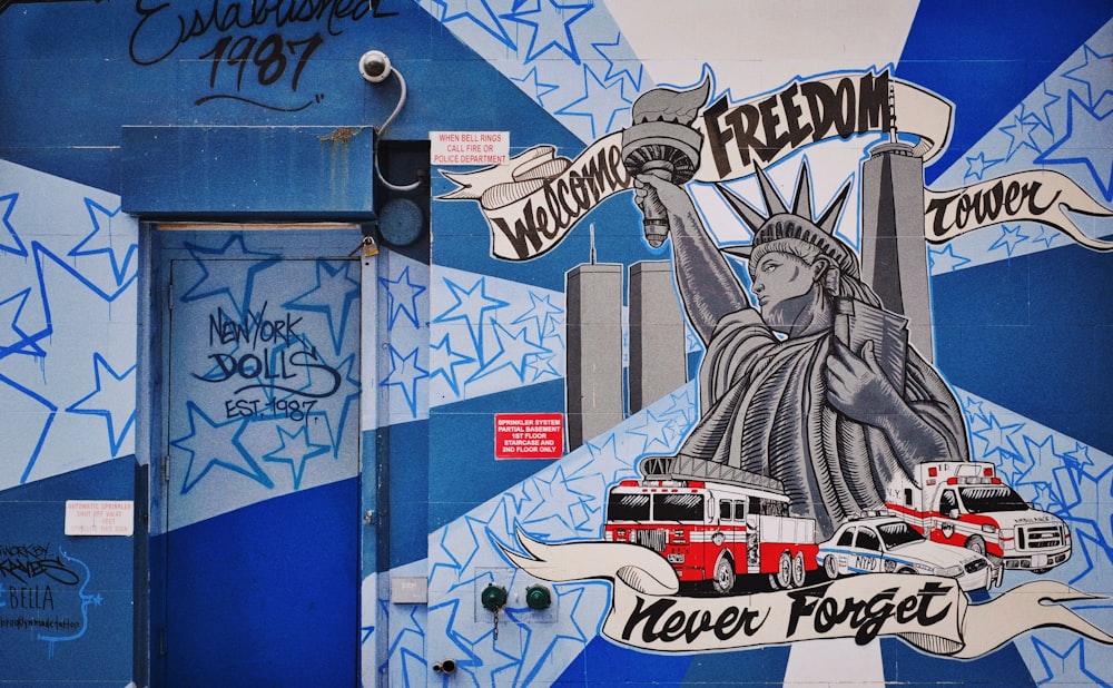 Statue de la Liberté imprimée sur mur bleu et blanc