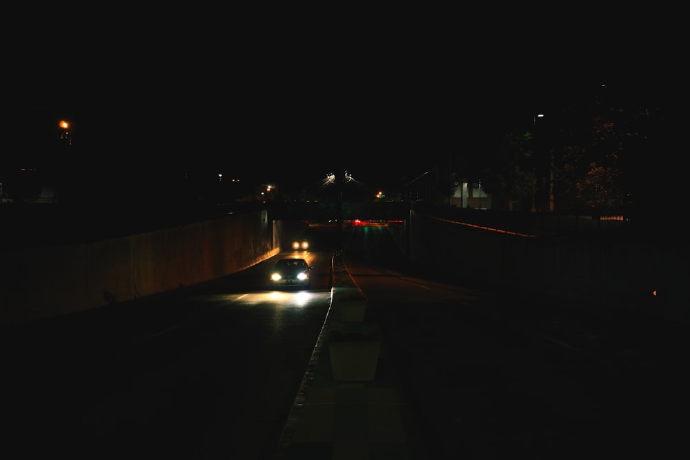 夜間の道路上の車
