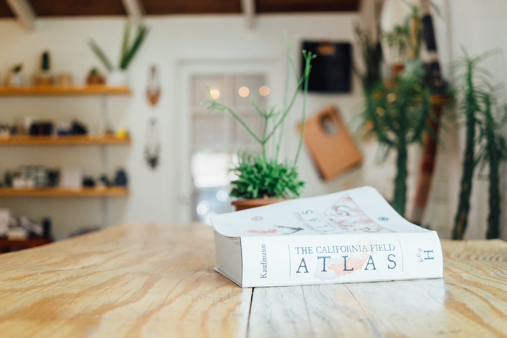 Livre de l’atlas sur la surface de la table