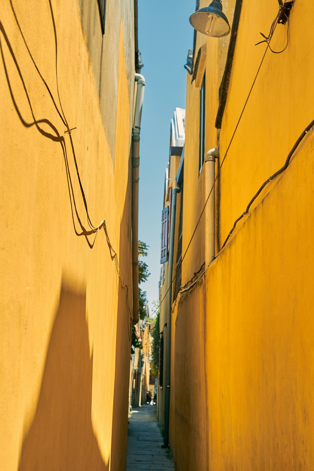 alleyway between yellow walls during daytime