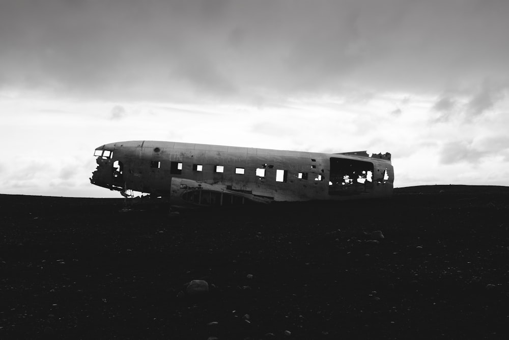 Photographie en niveaux de gris d’une épave d’avion