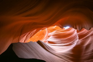 Antelope Canyon et Secret Canyon en plein jour, des reflets de lumières sur les parois rouges  