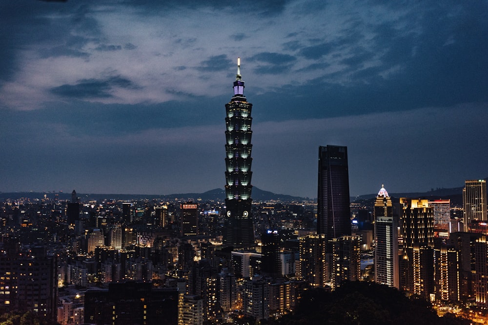 Construcción de la ciudad bajo el cielo nublado