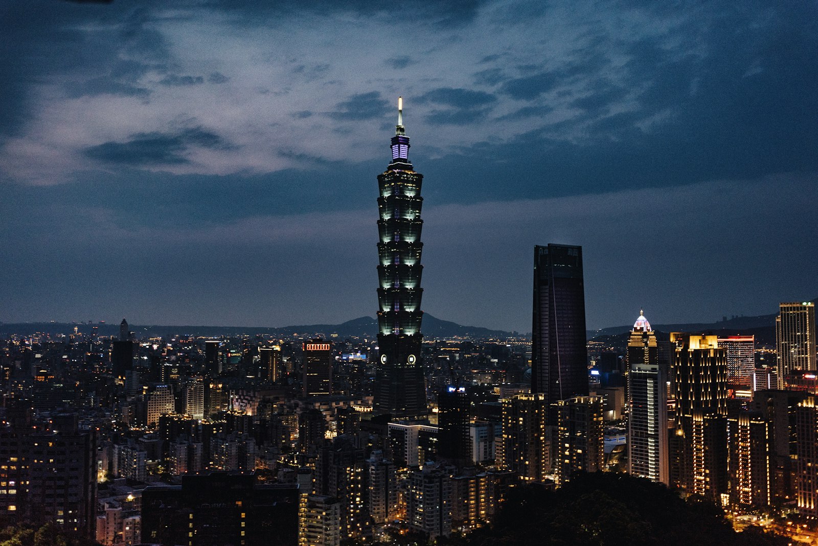 Sony a7S + Sony Sonnar T* FE 35mm F2.8 ZA sample photo. City building under cloudy photography